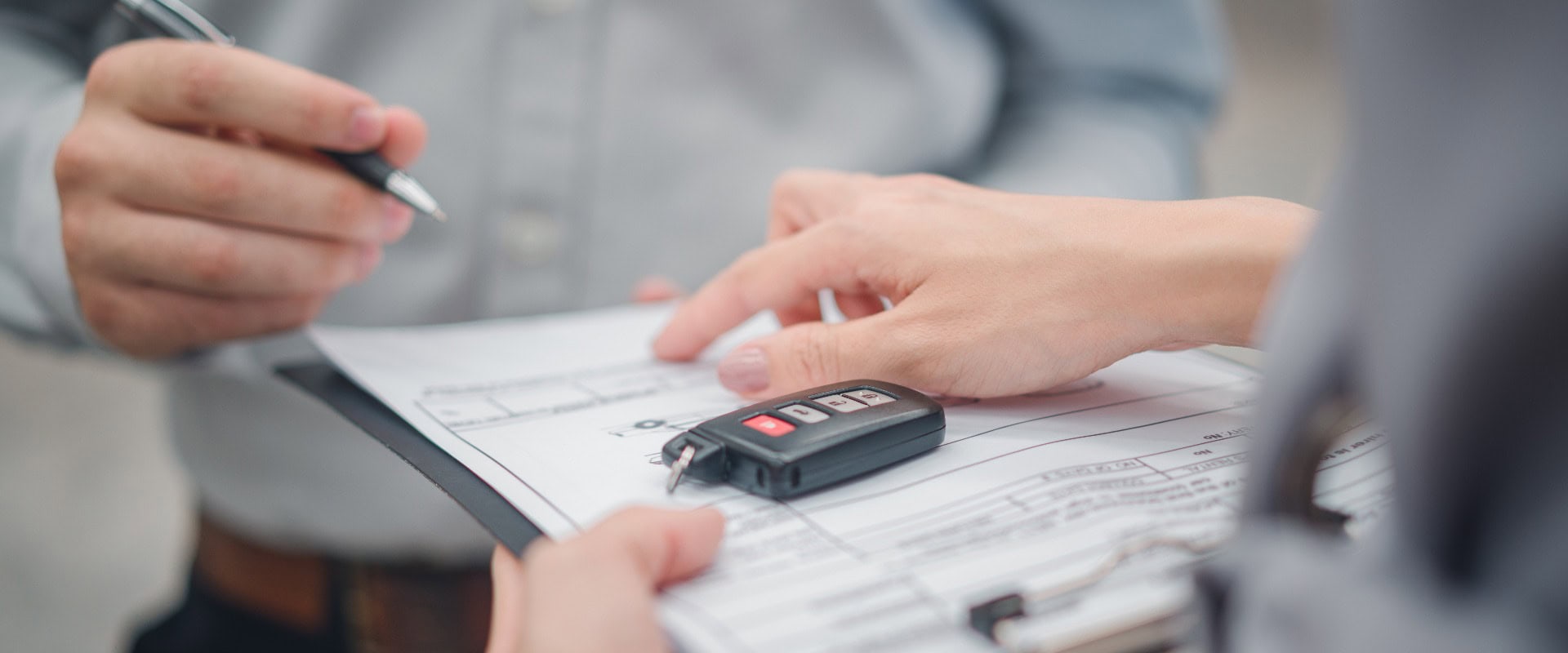 Autoverkauf oder Autovermietung Konzept, Closeup Dealership Manager Unterzeichnung Auto-Versicherung Dokument oder Leasing Papier Vertrag. Kunde mit Autohändler Vertreter machen Deal, unterschreiben auf Vereinbarung Dokument Vertrag im Büro