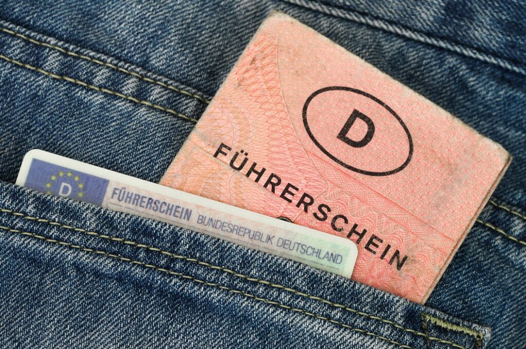 Alter und neuer Führerschein in Hosentasche